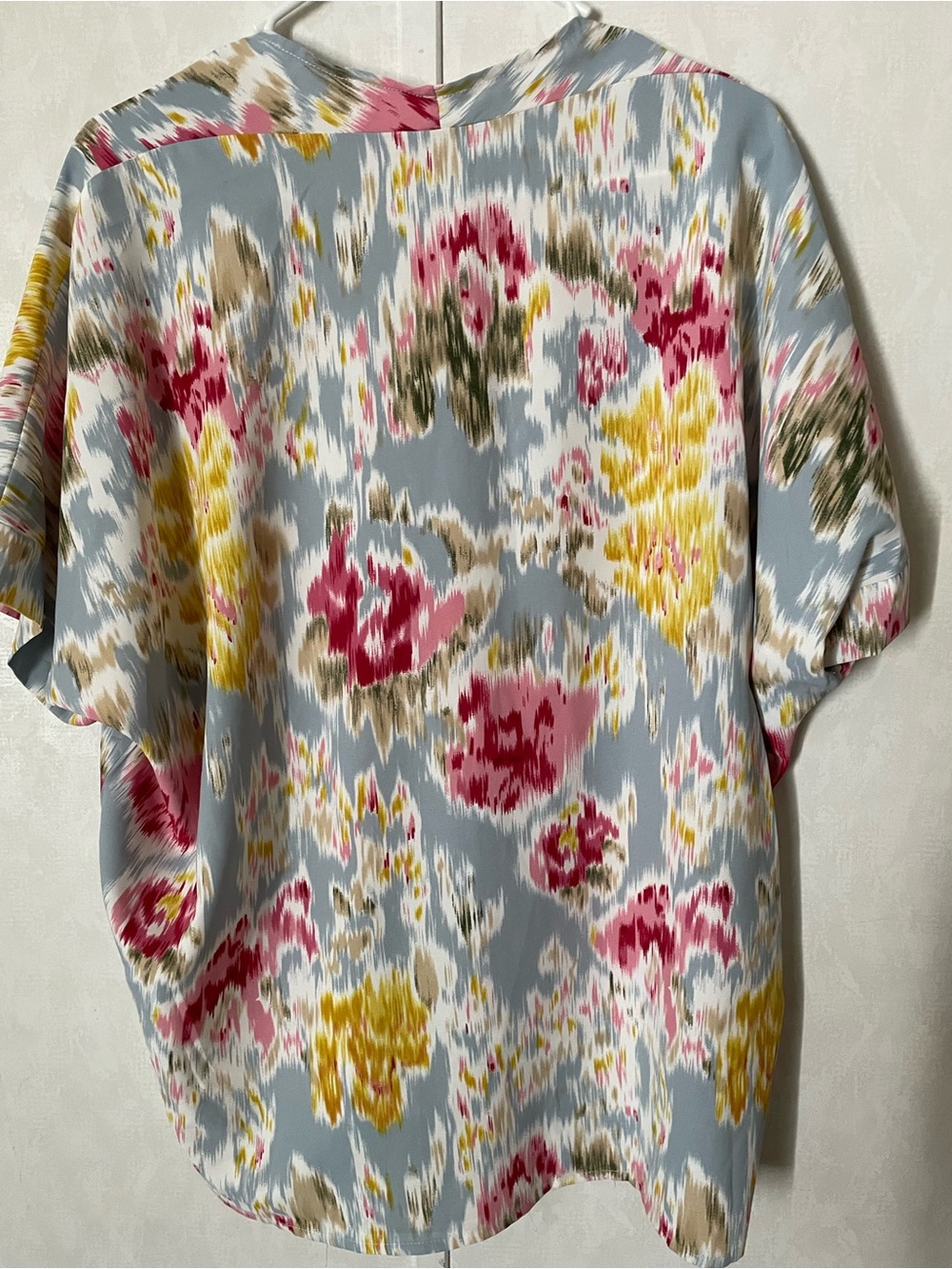 JODIFL Gray Multi Floral Short Sleeve Blouse